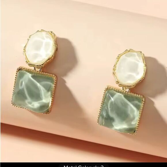 Elegant Gold and Green Earrings - Picture 1 of 1